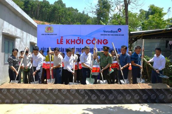 Những ngôi nhà ấm tình quân dân