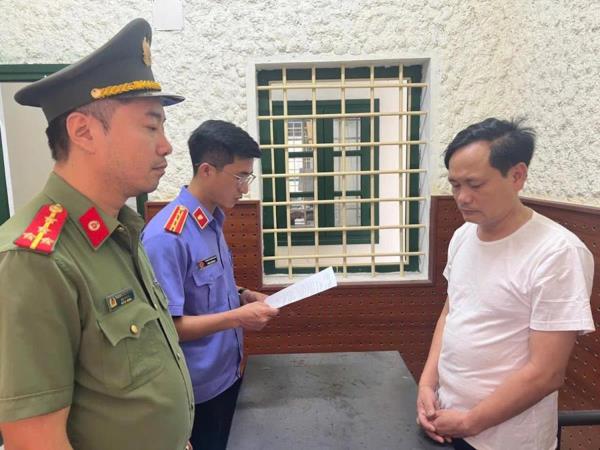 Khởi tố phóng viên sử dụng giấy tờ giả