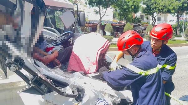 Cảnh sát dùng thiết bị thủy lực đưa nạn nhân ra khỏi cabin xe tải biến dạng sau tai nạn