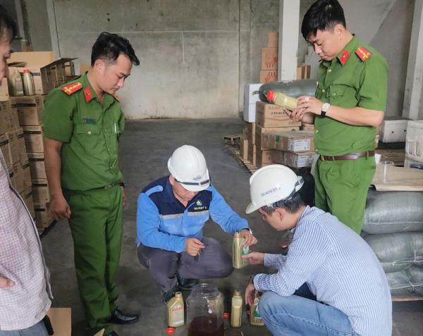 Phát hiện khối lượng lớn hàng hóa nghi nhập lậu tại một Cty