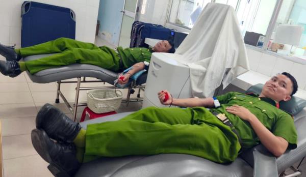 4 cán bộ chiến sĩ Công an TP Đà Nẵng hiến máu hiếm cứu người