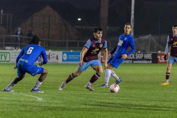 Hai cầu thủ Việt kiều thử việc tại V . League