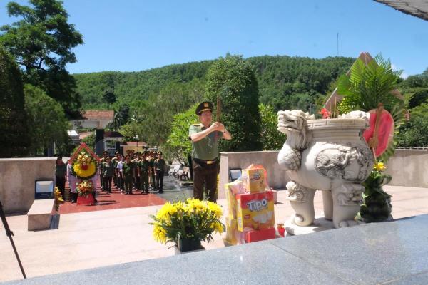 Bộ Công an dâng hương, dâng hoa tưởng niệm nhân kỷ niệm các ngày truyền thống lực lượng CAND và tri ân các anh hùng liệt sĩ