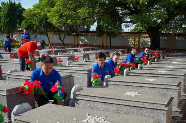 Tuổi trẻ Đà Nẵng dâng gần 24.000 đóa hoa tri ân các anh hùng liệt sĩ