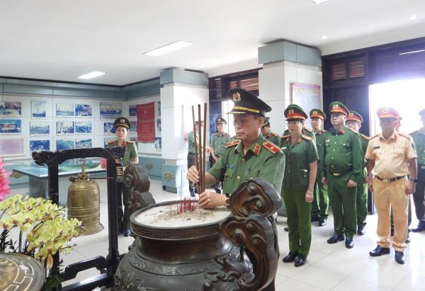 Đảng ủy, Giám đốc Công an TP Đà Nẵng dâng hương tưởng nhớ Chủ tịch Hồ Chí Minh và các Anh hùng Liệt sĩ nhân kỷ niệm 63 năm Ngày truyền thống lực lượng Cảnh sát nhân dân