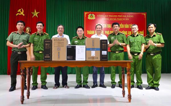 Đại tá Nguyễn Văn Tăng - Phó Giám đốc Công an TP Đà Nẵng thăm, làm việc tại Công an xã Tam Xuân