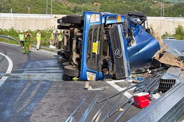 Lật xe tải, 2 người tử vong