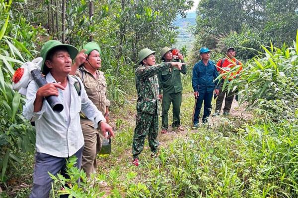 Phó Chủ tịch thành phố Đà Nẵng Trần Nam Hưng chỉ đạo chữa cháy rừng ở Duy Xuyên
