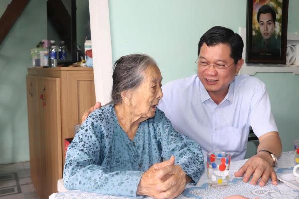 Phó Chủ tịch Thường trực HĐND thành phố Đà Nẵng Trần Phước Sơn thăm các gia đình chính sách