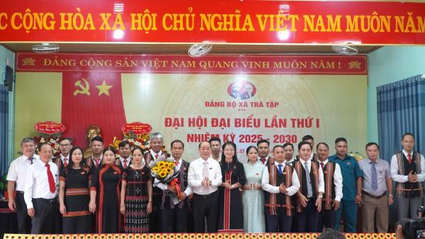 Thiếu tướng Nguyễn Hữu Hợp dự và phát biểu chỉ đạo tại Đại hội Đảng bộ xã Trà Tập