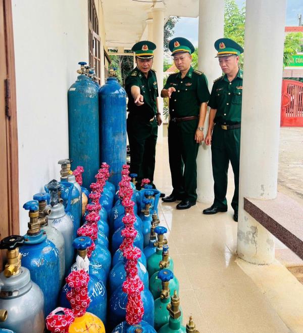 Thu giữ hàng trăm bình khí cười