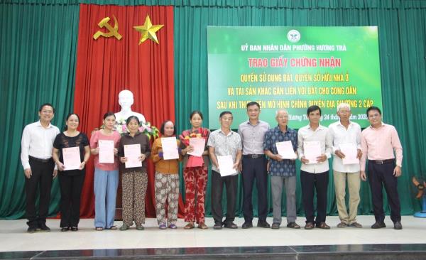 Phường Hương Trà trao 24 Giấy chứng nhận quyền sử dụng đất lần đầu sau khi thực hiện chính quyền địa phương 2 cấp