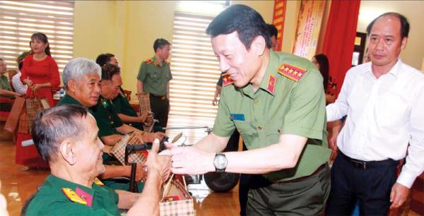 Lực lượng CAND luôn khắc ghi truyền thống uống nước nhớ nguồn, tri ân các anh hùng, liệt sĩ