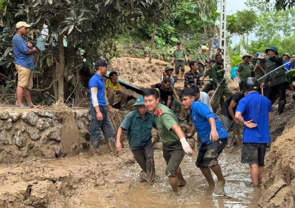 Lực lượng Công an căng mình giúp dân khắc phục hậu quả lũ quét
