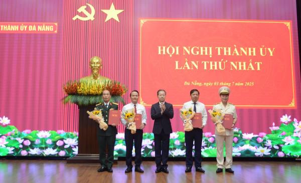 TP Đà Nẵng công bố các quyết định về công tác tổ chức bộ máy và cán bộ