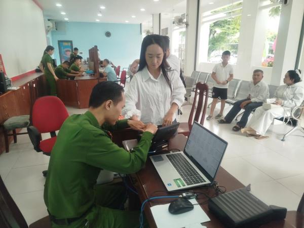 Vì nhân dân phục vụ với khí thế mới