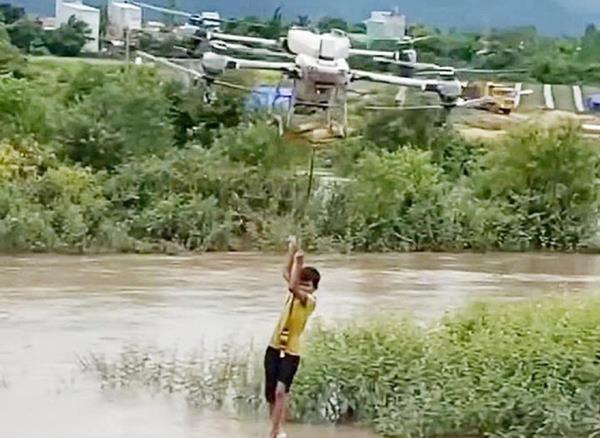 Khen thưởng người đàn ông dùng máy bay điều khiển giải cứu 2 em nhỏ