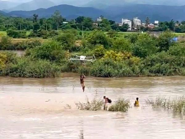 Giải cứu hai đứa trẻ mắc kẹt giữa dòng nước xiết