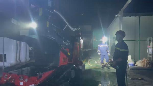 Robot ra trận dập lửa giữa mưa to