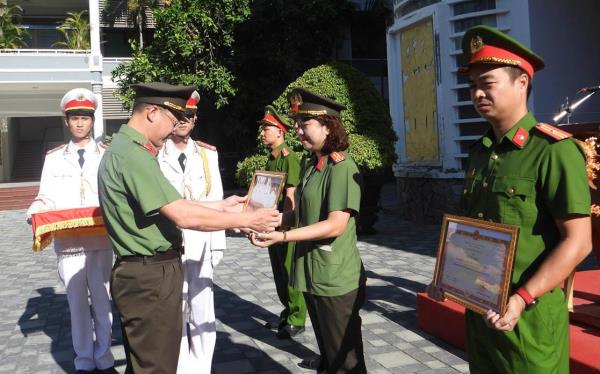 Bộ trưởng Bộ Công an tặng Bằng khen cho các cho các tập thể, cá nhân thuộc Công an TP Đà Nẵng