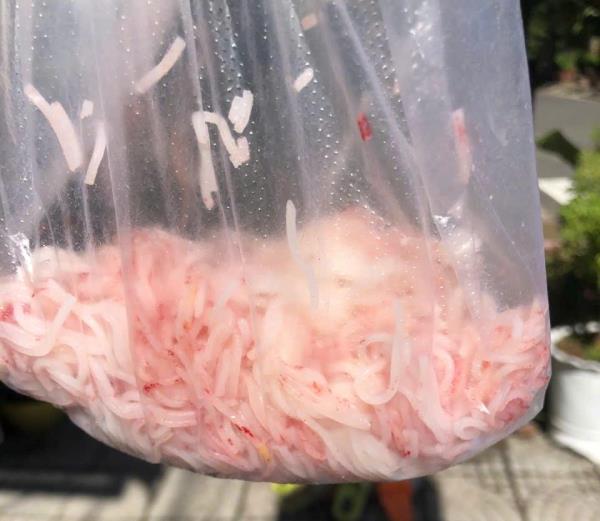 Thu giữ đưa đi giám định mẫu bún tươi nghi kém chất lượng tại chợ vùng ven của Đà Nẵng