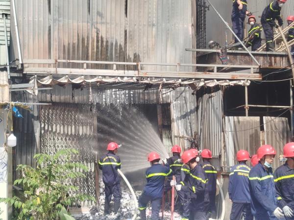 Kịp thời dập tắt vụ cháy kho bông, vải phế liệu trong khu dân cư