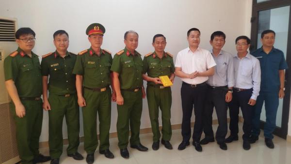 Khen thưởng đột xuất lực lượng chữa cháy trên đường Nguyễn Đình Tựu