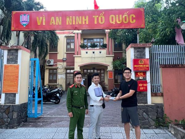 Trao trả lại tài sản hàng chục triệu đồng cho người đánh rơi