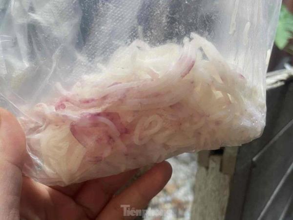 Tạm đình chỉ cơ sở sản xuất có lô bún đổi màu