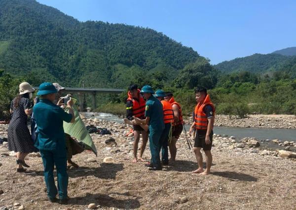 Công an TP Đà Nẵng lặn tìm hai nam sinh bị đuối nước tại Vũng Bột