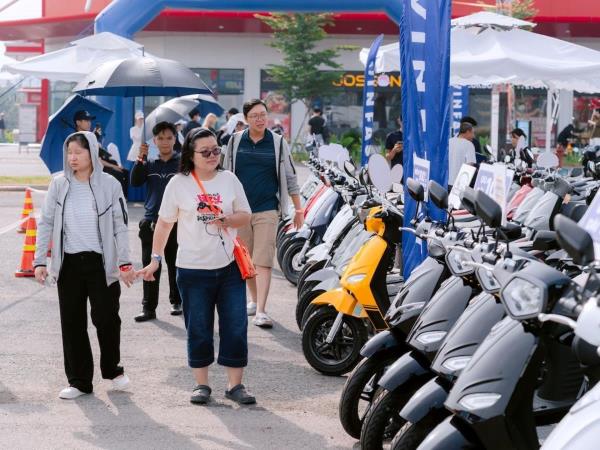 Đổi xăng lấy điện hút khách, nhiều đại lý phải bổ sung thêm xe vì lượng khách đông