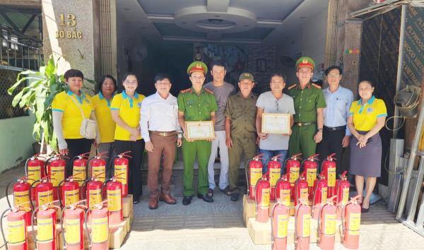 Trao thưởng đột xuất tập thể, cá nhân dũng cảm chữa cháy