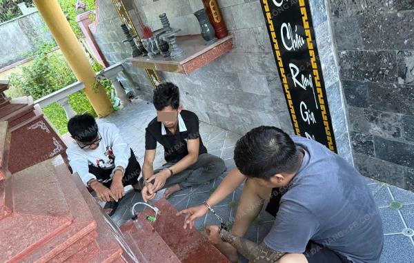 Ra nghĩa trang đập đá