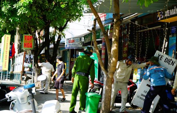 Phường Hòa Xuân ra quân lập lại trật tự vỉa hè tại các tuyến phố