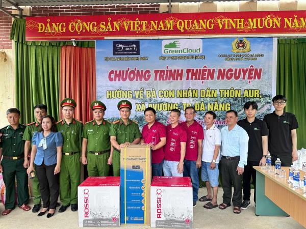 Những món quà ý nghĩa đến với bà con Cơ Tu