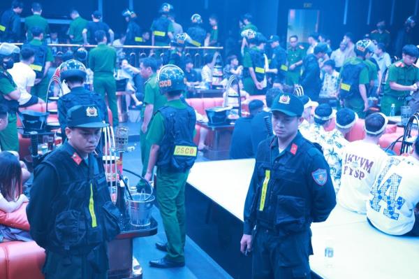 Đột kích quán bar bắt dân bay