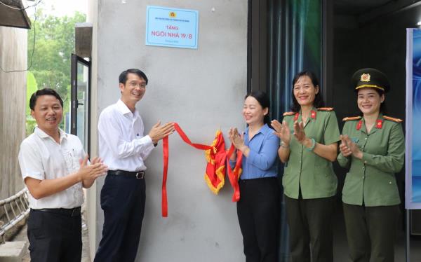 Hội Phụ nữ Công an Đà Nẵng tặng Ngôi nhà 19-8 cho gia đình chính sách