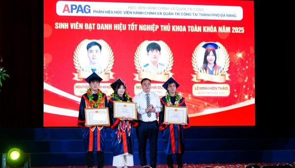 Trao bằng tốt nghiệp cho 148 sinh viên