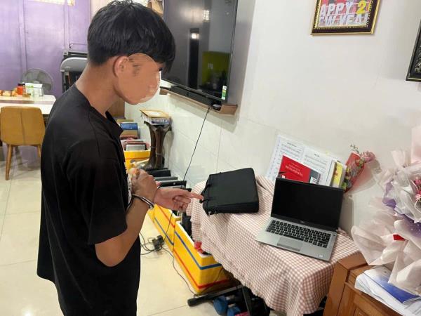 Bắt đối tượng chuyên khoắng laptop tại ký túc xá