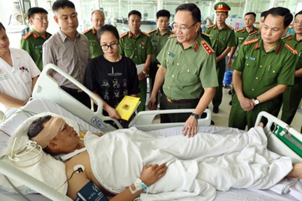 Thứ trưởng Phạm Thế Tùng thăm, động viên cán bộ CSCĐ bị thương khi làm nhiệm vụ