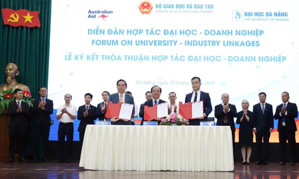 Đẩy mạnh hợp tác ba nhà trong đào tạo và nghiên cứu công nghệ cao