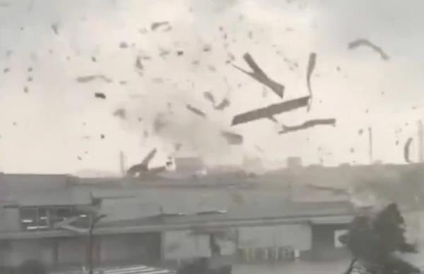 Clip lốc xoáy kinh hoàng, mái tôn bay lả tả ở Bắc Ninh