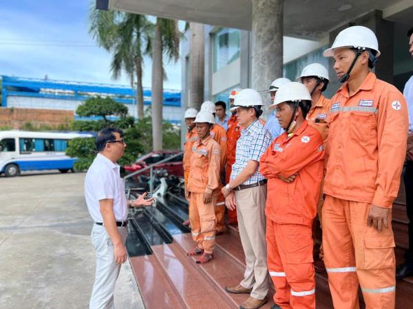 Hàng trăm công nhân, kỹ sư của Tổng Cty điện lực miền Trung lên đường hỗ trợ khắc phục lưới điện sau bão số 5