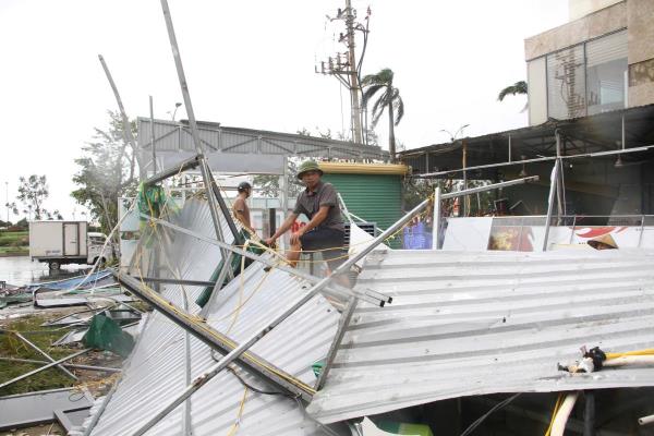 Duy trì cao độ lực lượng quân sự, Công an khắc phục hậu quả bão số 5