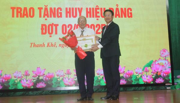 Đảng ủy phường Thanh Khê trao Huy hiệu Đảng đợt 2-9