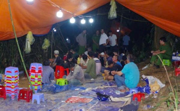 Bắt được đối tượng cầm đầu sòng bạc khủng trong rừng tre