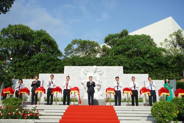 Đà Nẵng khánh thành Tượng Bác Hồ trong khuôn viên Thư viện Khoa học Tổng hợp