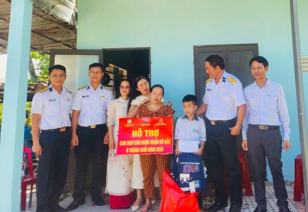 Lữ đoàn 172 nhận đỡ đầu 2 em học sinh