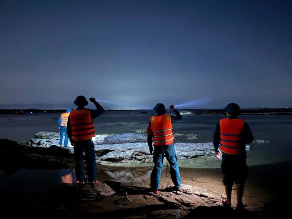 Xuyên đêm tìm kiếm ngư dân mất tích trên biển