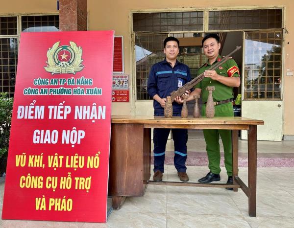 Người dân tự giác giao nộp nhiều vũ khí, vật liệu nổ